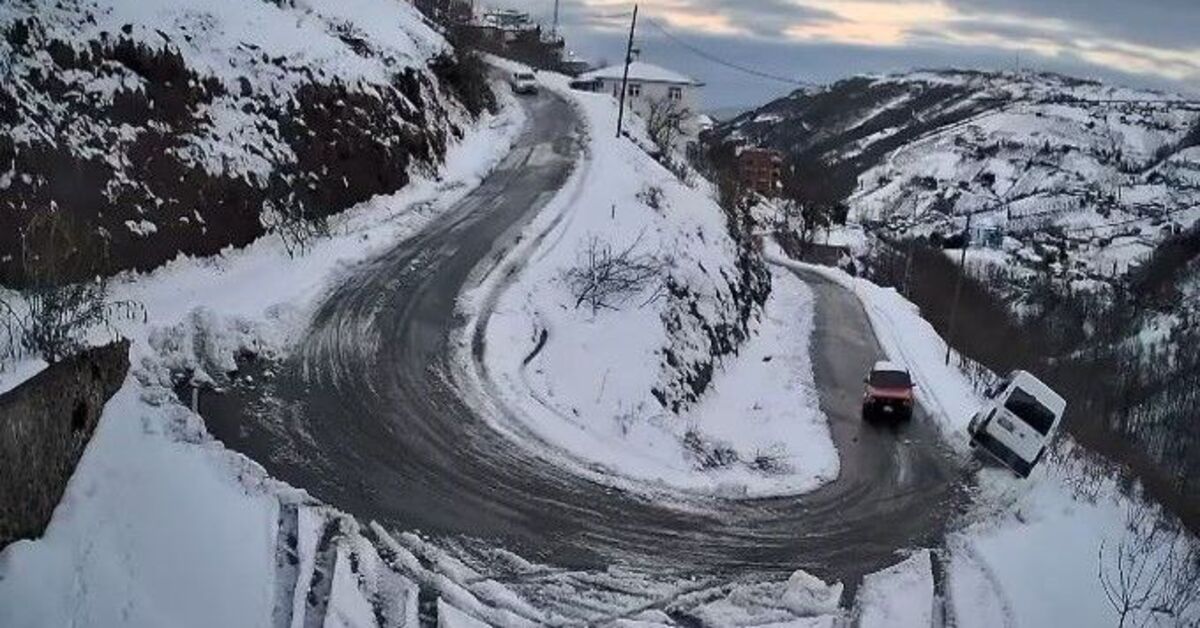 Karlı yolda virajı alamadı! O anlar kamerada