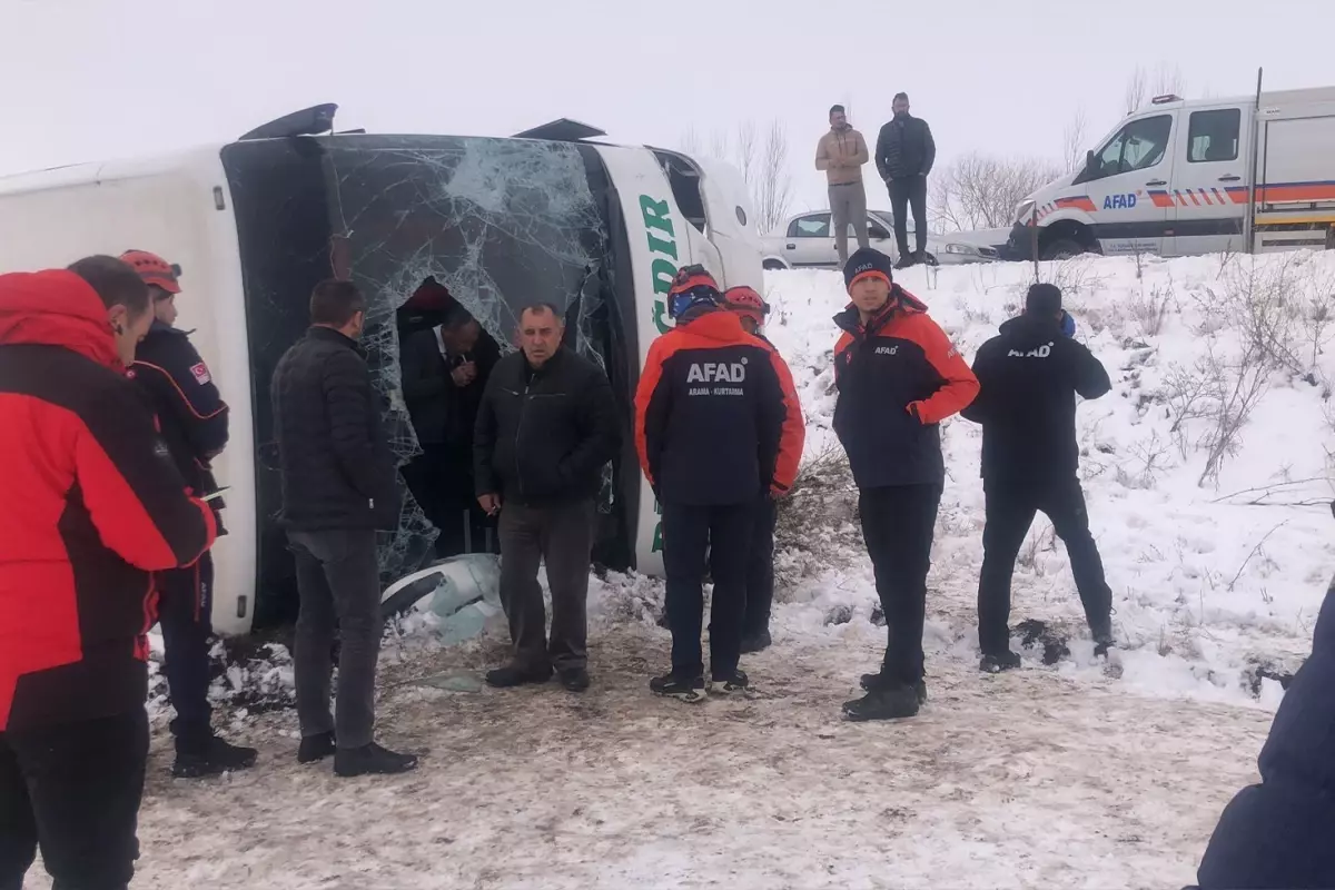 Kars’ta yolcu otobüsü devrildi, 23 kişi yaralandı