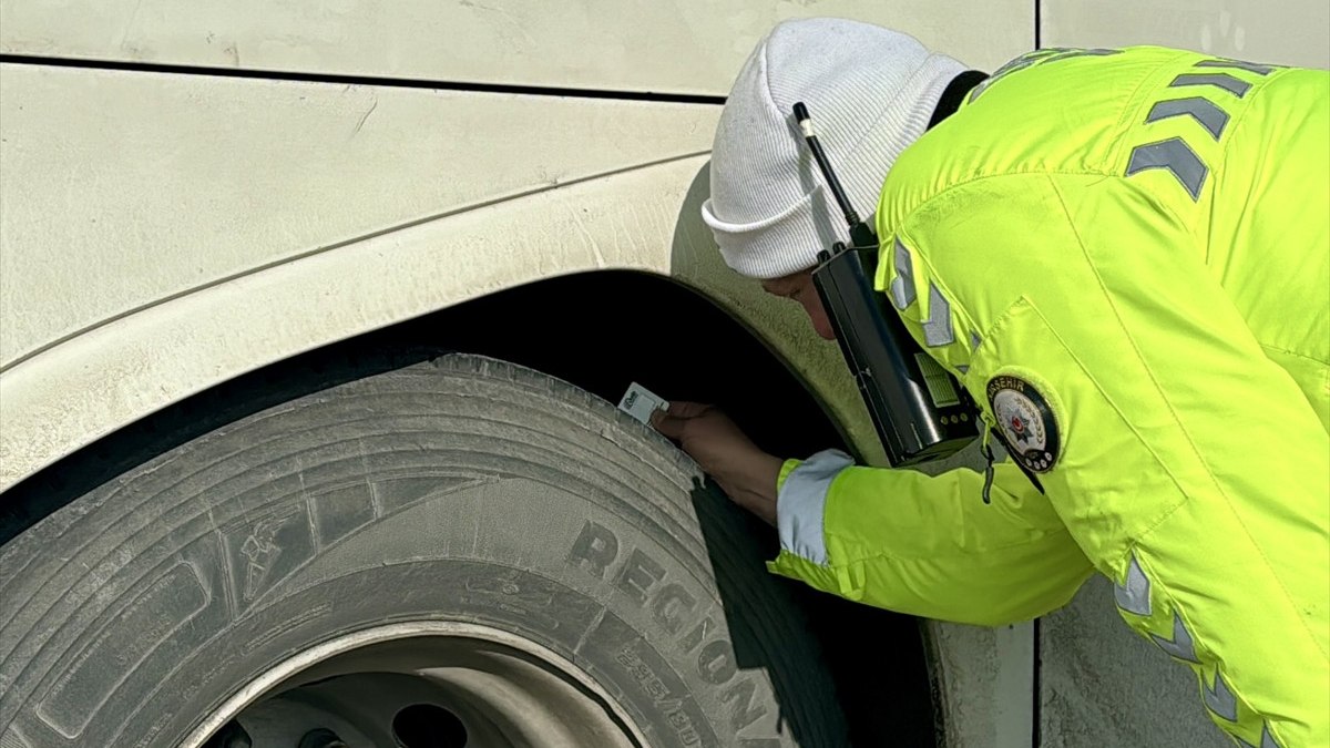 Kırşehir’de trafik ekipleri ‘zorunlu kış lastiği’ denetimi yaptı