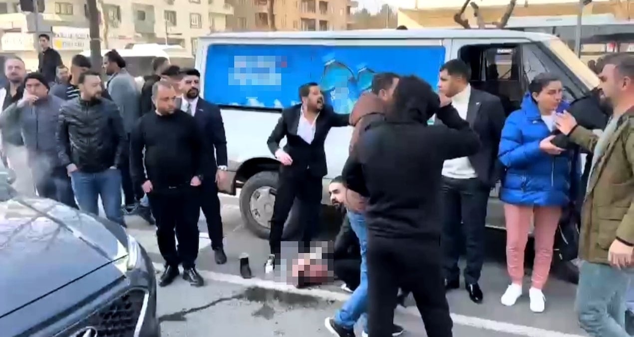 6 yaşındaki çocuk karşıya geçmeye çalışırken minibüsün altında kaldı